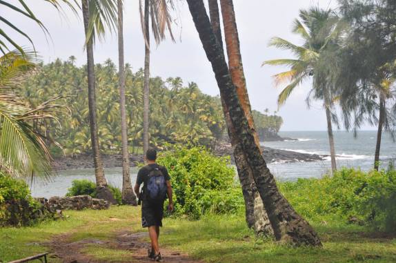 Caminhando na Île Royale, a principal das Îles de Salut, na costa próxima à Kourou, na Guiana Francesa
